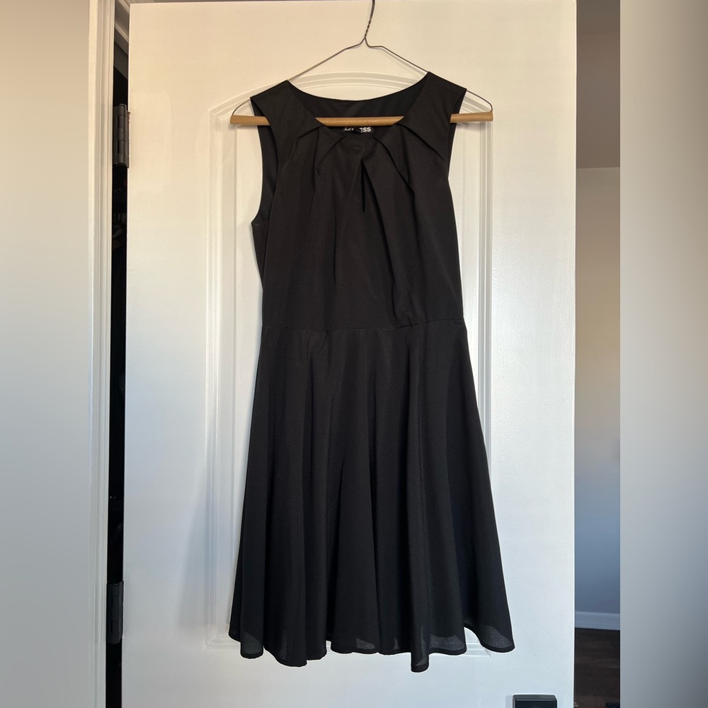 🎉MOVING SALE🎉 Express Fit and Flare Sleeveless Black Dress, size 4